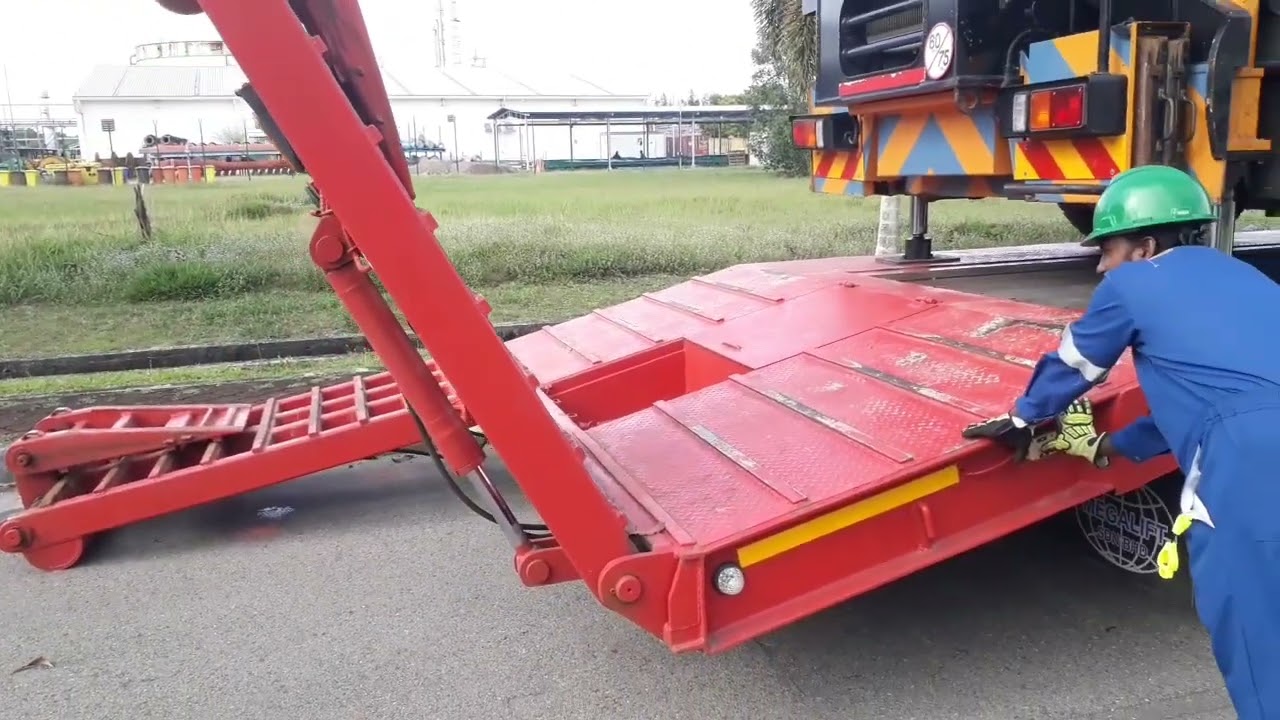 LOADING THE ROUGH TERRAIN CRANE INTO THE LOWBED TRAILER
