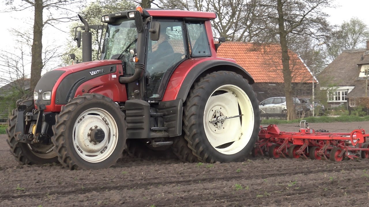 Suikerbieten zaaien met Valtra N142 en 12-rij Monopill zaaimachine - Trip Bloembollen (2017)