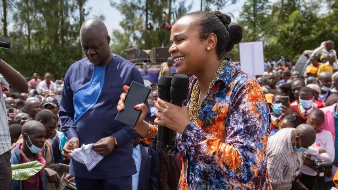 'NIPATIENI BWANA!' HEALTH CAS MERCY MWANGANGI TELLS MIGORI RESIDENTS IN FRONT OF RAILA ODINGA!!