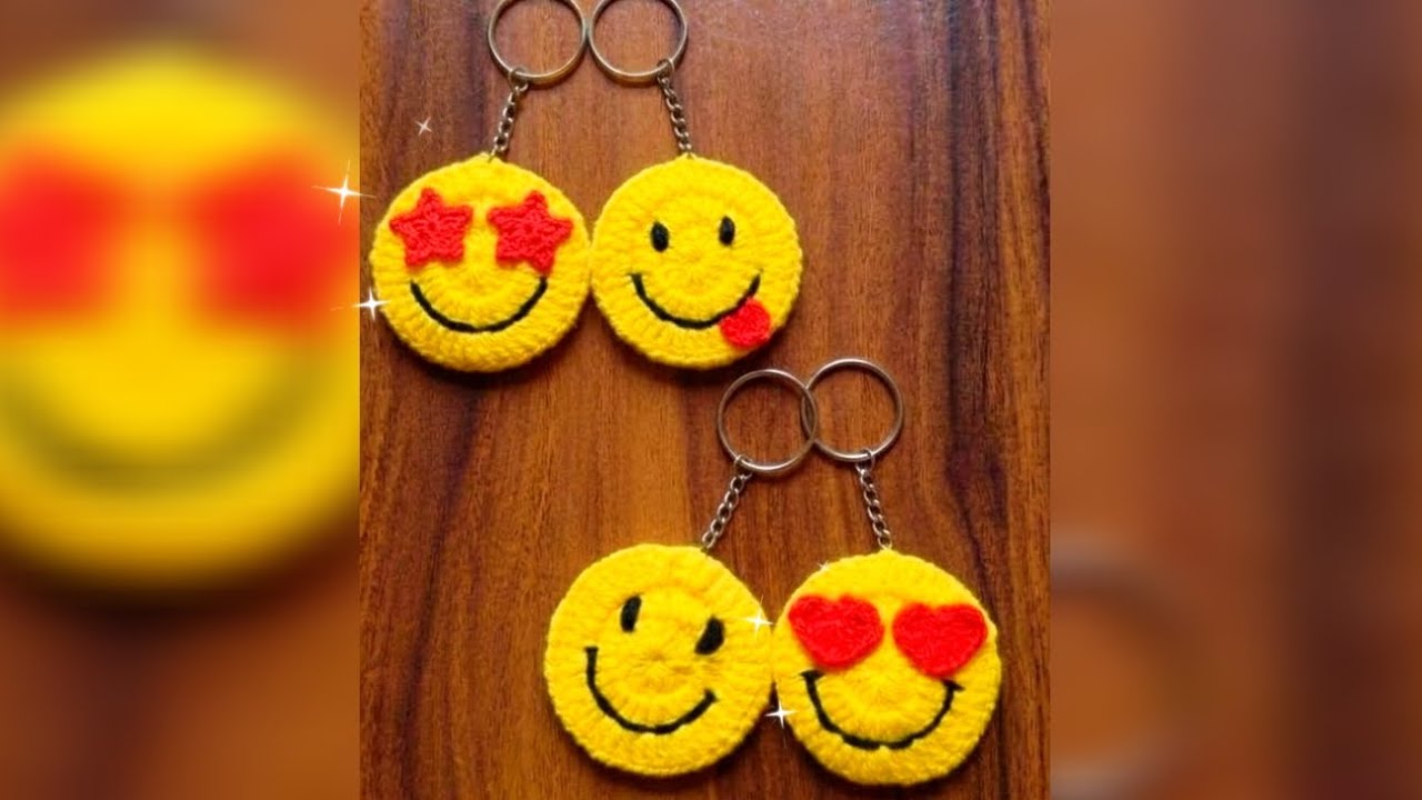 How to make cute smiley keychain 😍🧶🫶#diy #handmade #smallbusiness #crochet #keychain #gift #craft 