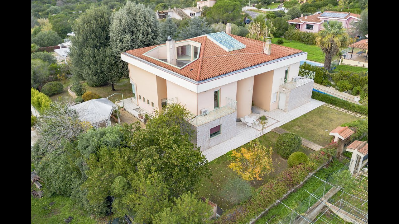 Villa di Lusso con Piscina a Poggio dei Pini | 500 mq immersi nel verde del Sud Sardegna