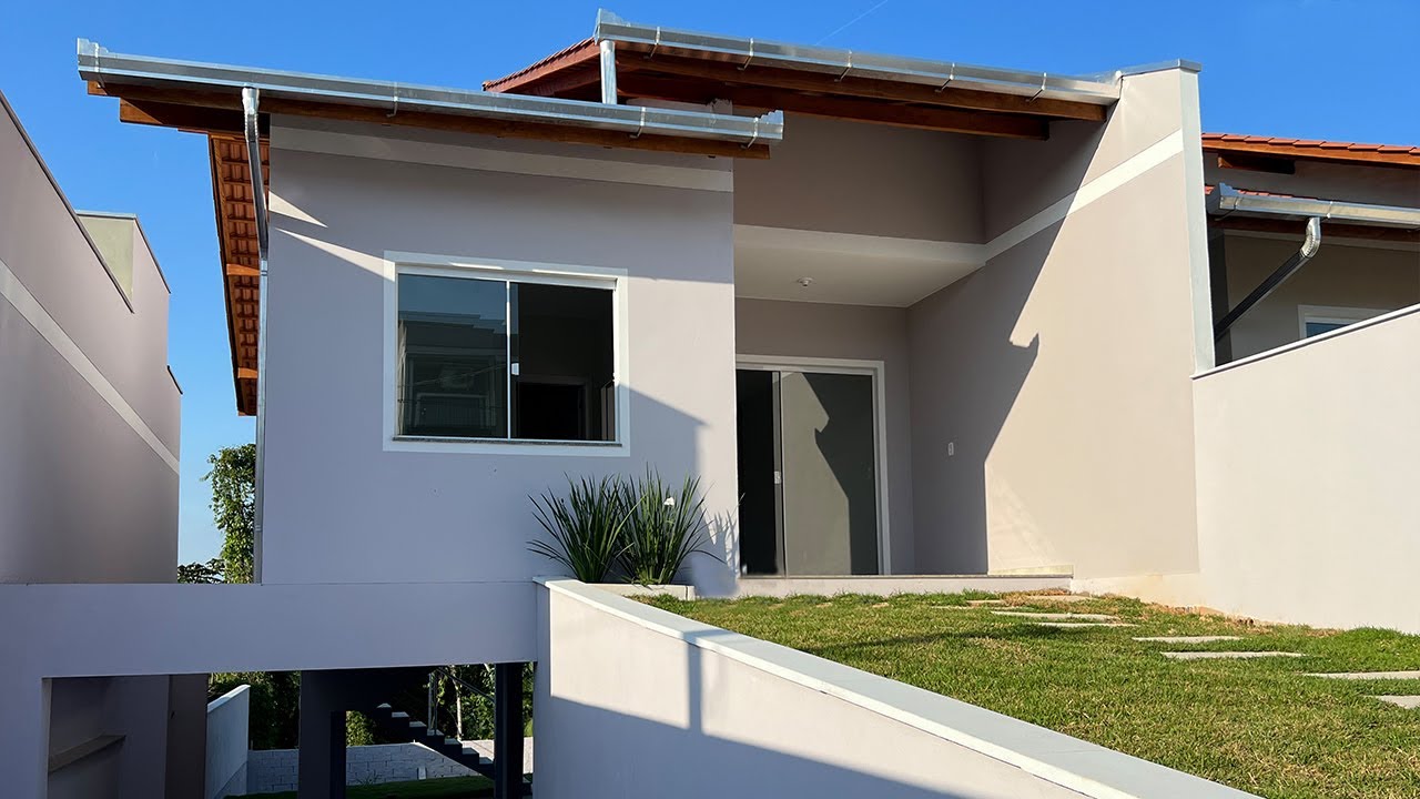 CASA MODERNA COM 134M² EM PILOTIS, 2 QUARTOS COM 1 SUÍTE E GARAGEM COBERTA [PROJETO IMPECÁVEL]