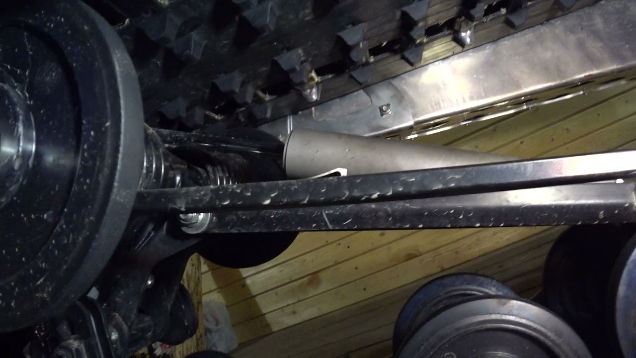 Установка скребков на снегоход.