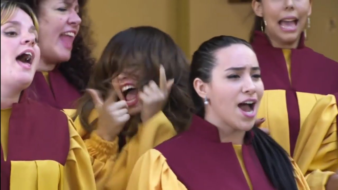 Esperanza Mia | (Cap 37 y 38) - Esperanza intenta ocultarse en medio del coro