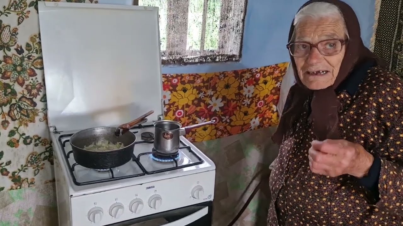 Bunica gătește m&acirc;ncare de cartofi cu ceapă! A făcut si o cafea bună!