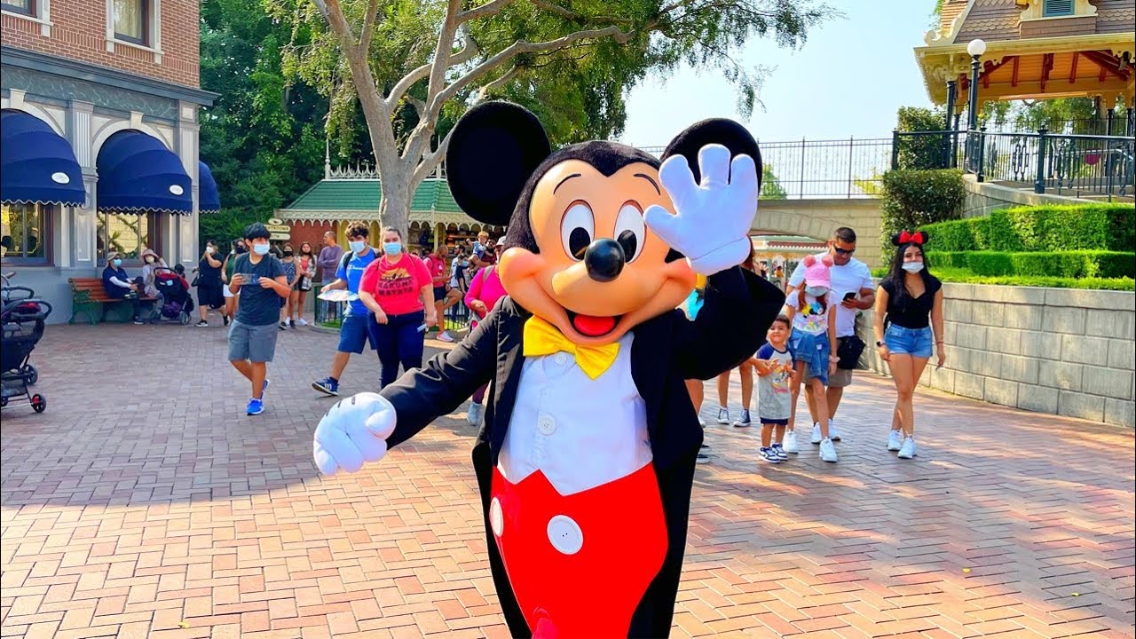 🔴 LIVE Fun Sunday Morning At Disneyland Park! Rides, Crowds, Shows, Sights & Sounds & More!