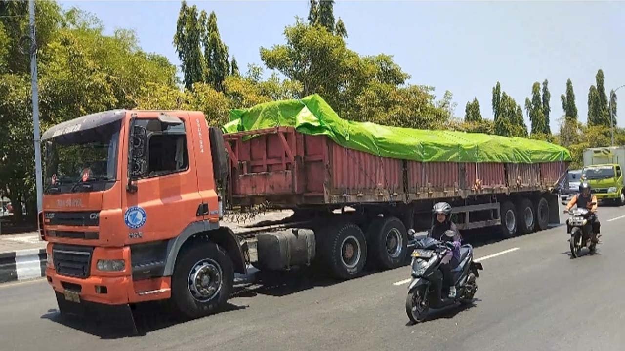 DAF CF, MERCY AXOR, HINO TRAILER, ISUZU GIGA TRAILER //TRUCK SPOTTING PEKALONGAN