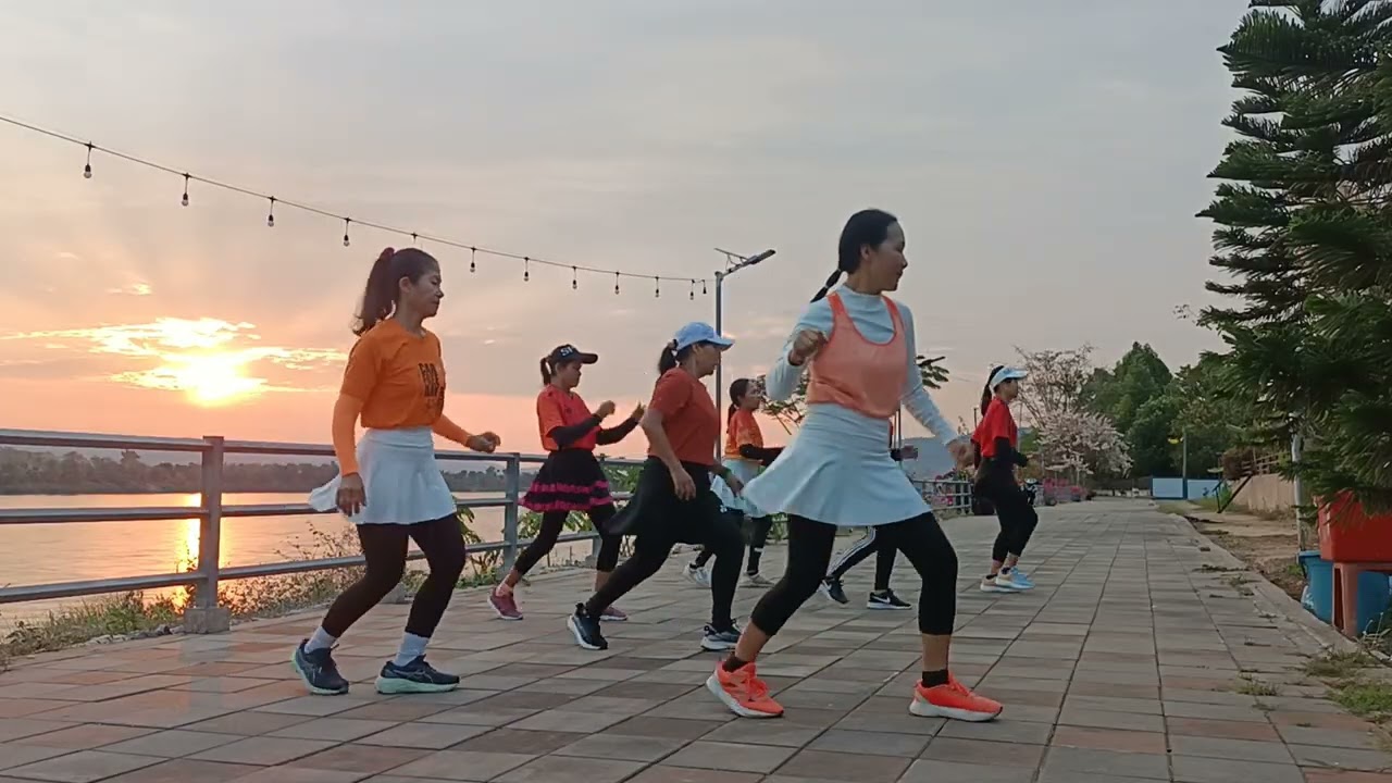 ไลน์แดนซ์สาวน้อยนางรำซ้อมวันที่2 อวดวิวริมโขง แบบไม่ต้องตัดต่อเรียลๆกันไป