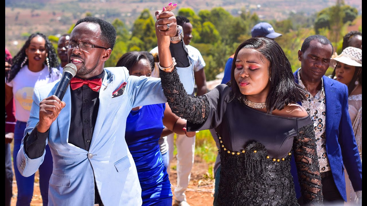 PST. ABED POWERFUL SONG DURING ZIPPORAH'S Father in-law Funeral.