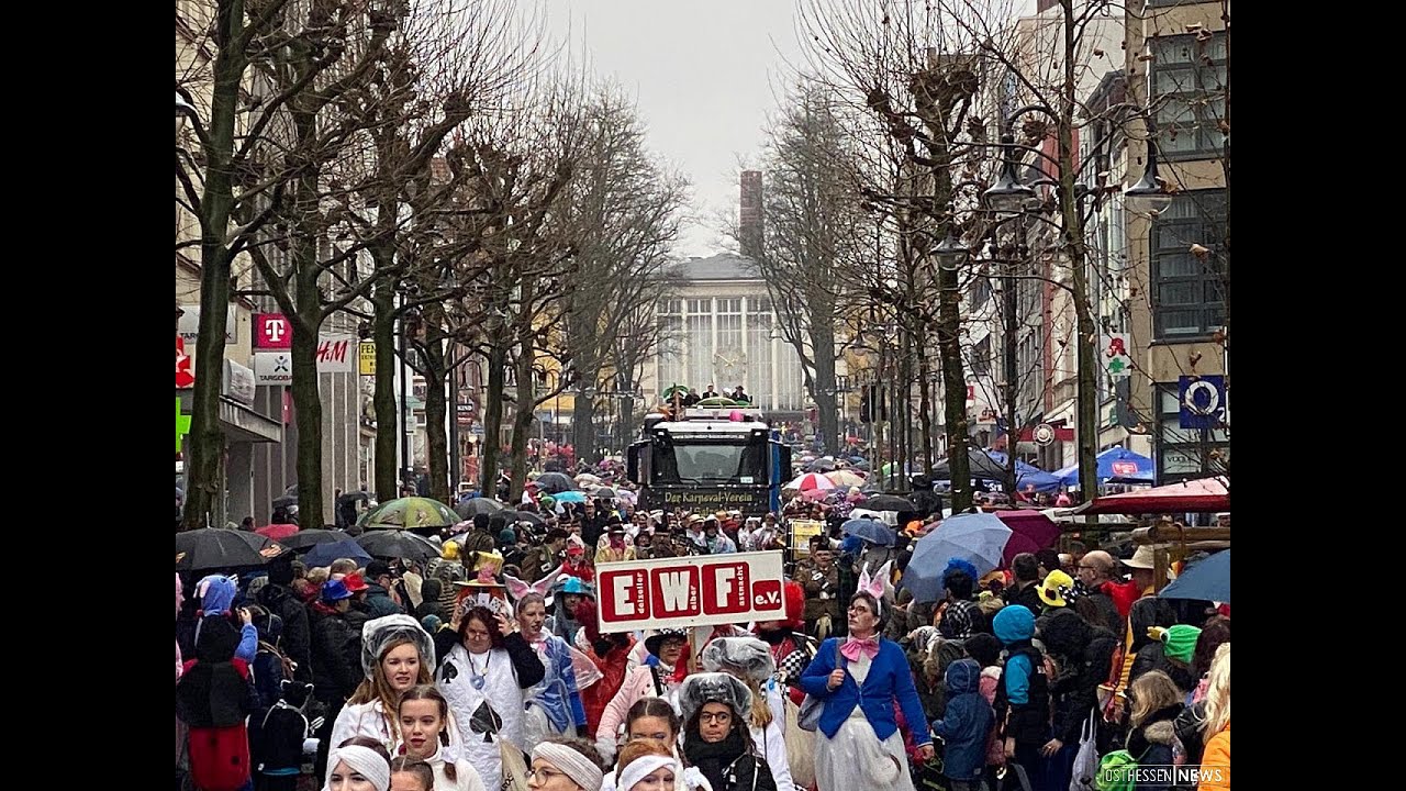FULDA: 55.000 Narren feiern Rosenmontag auf dem größten Umzug in Hessen