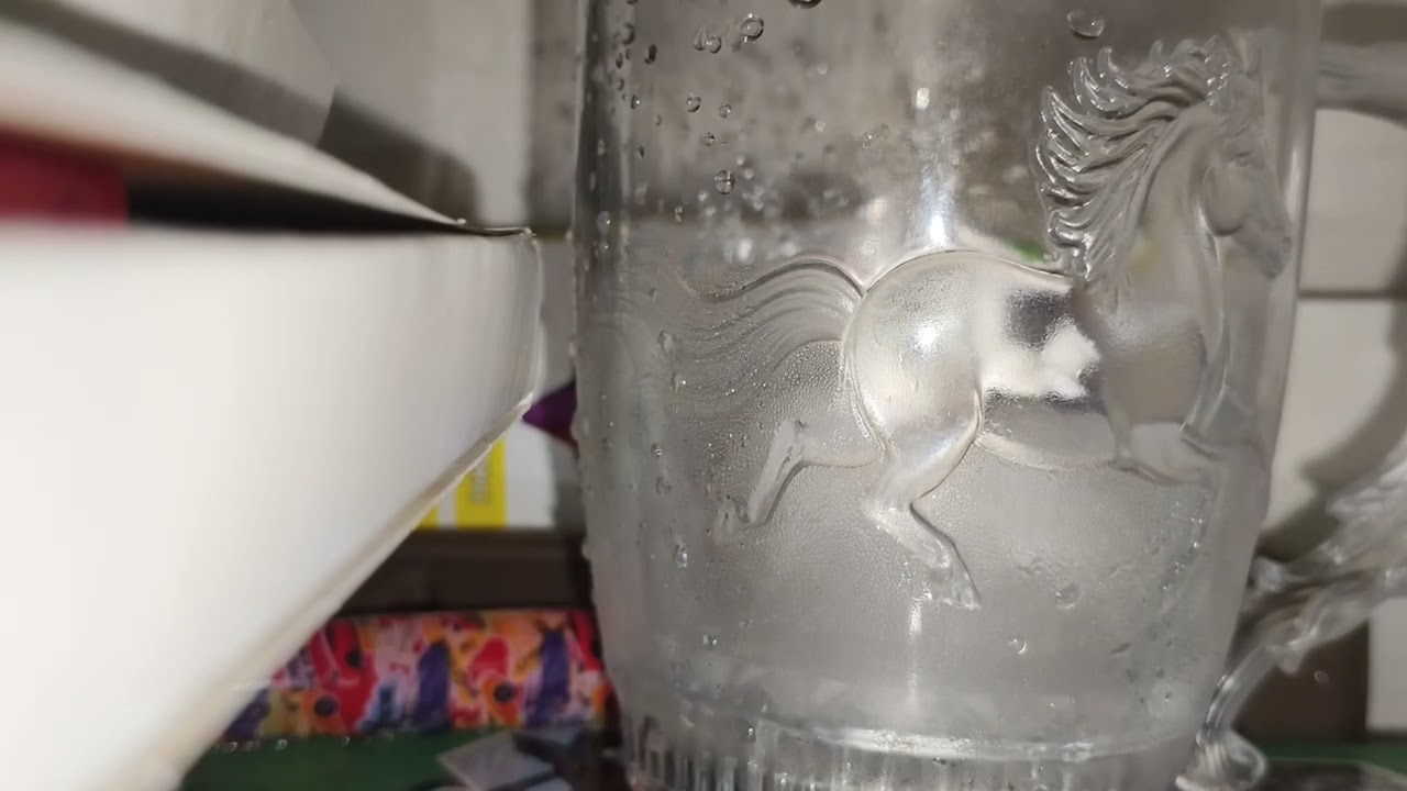 (Таймлапс) просто тает снег в кружке