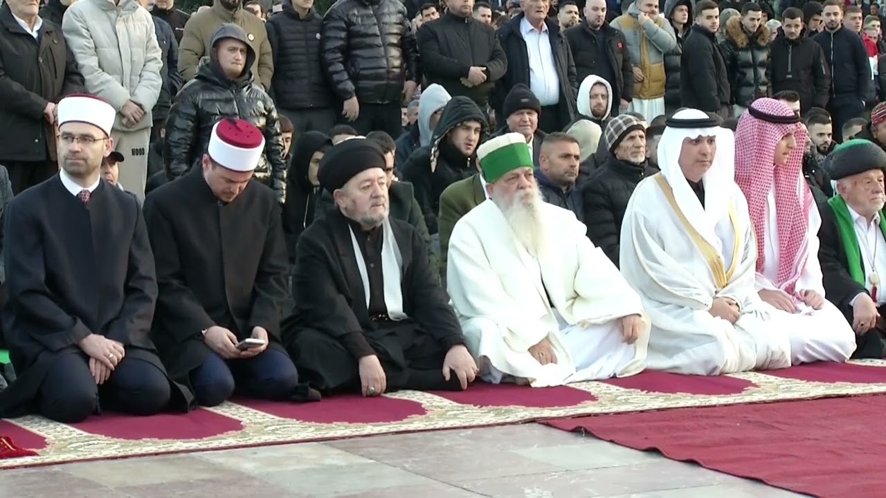 Festohet Fitër Bajrami/ Në Tiranë falja e namazit u bë në sheshin “Skënderbej”