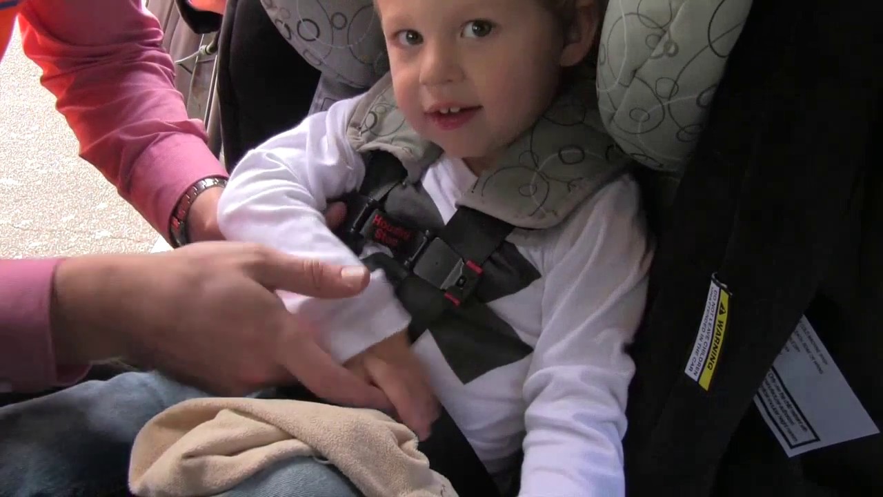 How to keep kids in their car seat child harness
