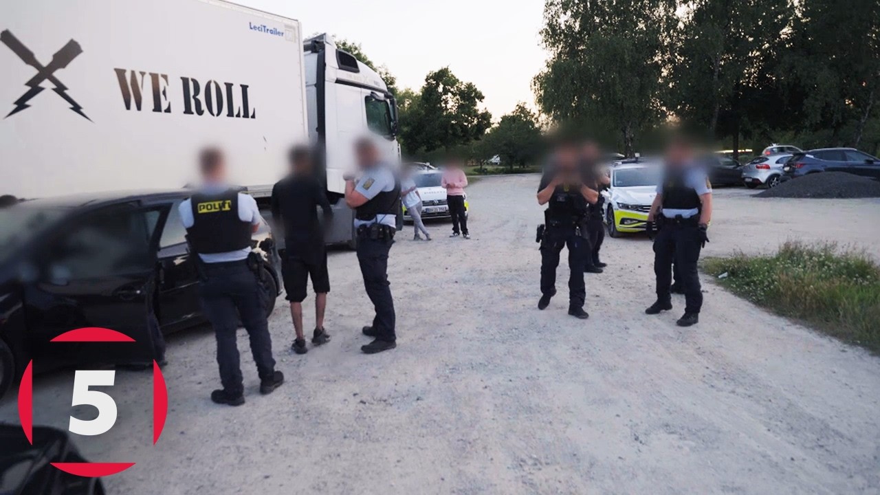 To m&aelig;nd p&aring; flugt! Nu skal politiet finde ud af hvem det var | Vanvidsbilisterne | Kanal 5 Danmark