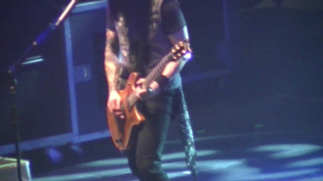 2009.12.15 Papa Roach - Into The Light (Live in Rockford, IL)
