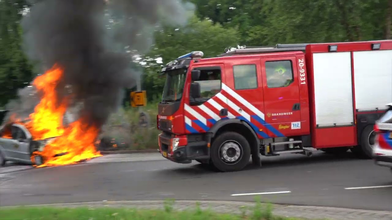 Aankomst Brandweer en Politie bij autobrand