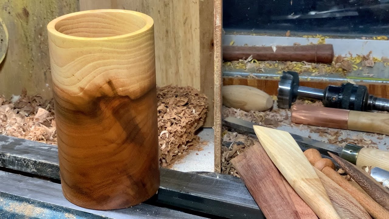 Richard Raffan turns an elm spatula pot for the 28th. 4-Ways project.