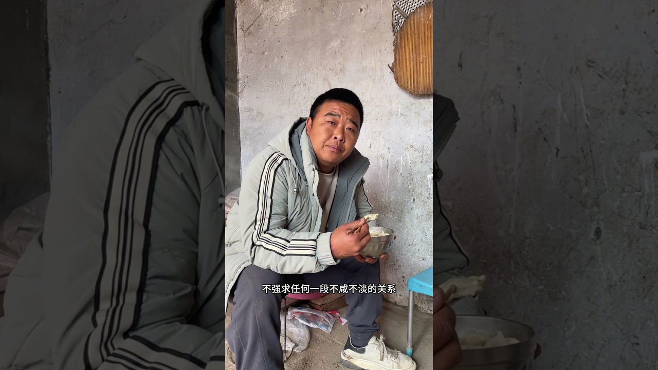 你热一分，我近一分，你冷一分，我退一分。不强求任何一段不咸不淡的关系，即使我很在意。善良和爱都是免费的。但绝不廉价，就像我对你好，是我愿意，而不是我应该。情感