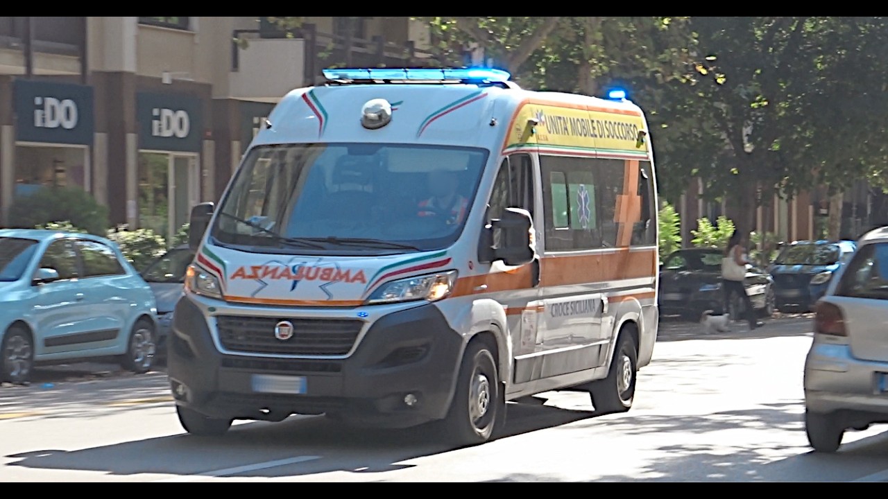 [HD - Sirena Ambulanza] Ambulanza Croce Siciliana in Sirena / Ambulance Responding Lights & Siren