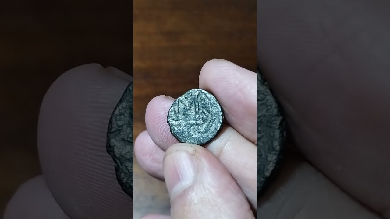 ARAB-BYZANTINE Bronze Fals Three Standing figures (type III) Tabariyah (Tiberias) c 685-690 #coin