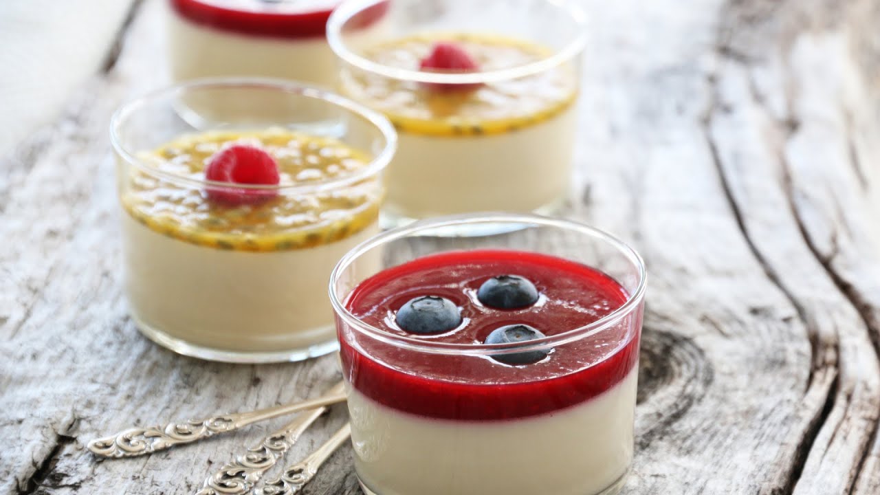Panna Cotta med bringebærsaus og pasjonsfruktsaus | Trines Mat