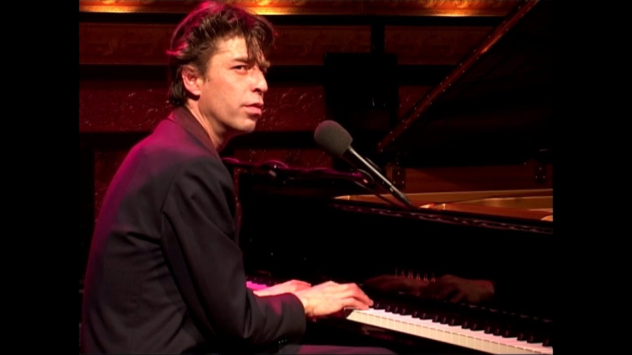 Maarten van Roozendaal zingt 'Alsof er niets is gebeurd' (De Roode Bioscoop, 2002)