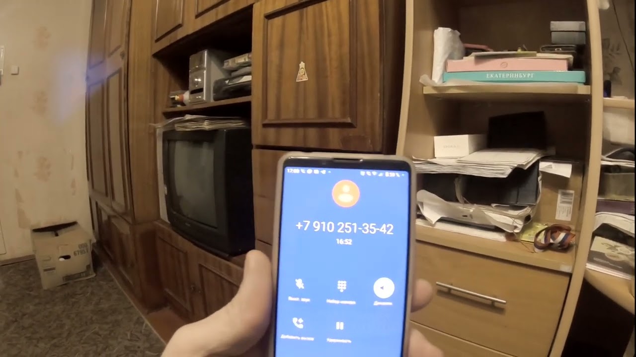 Мошенник с колл центра забыл отключить микрофон.