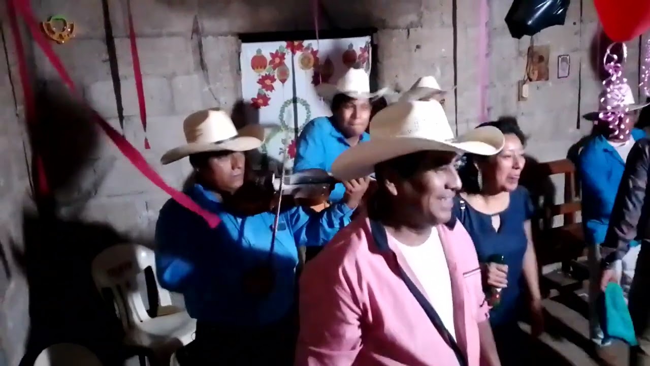 Así se baila y se disfruta el huapango en rancho alegre con el trio huapangueros diferentes 😉💃🕺(2)