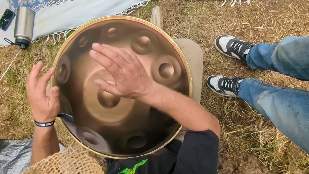 Impro. auf einer geliehenen Handpan. Sound Skulptur Festival. Sommer 2025... 