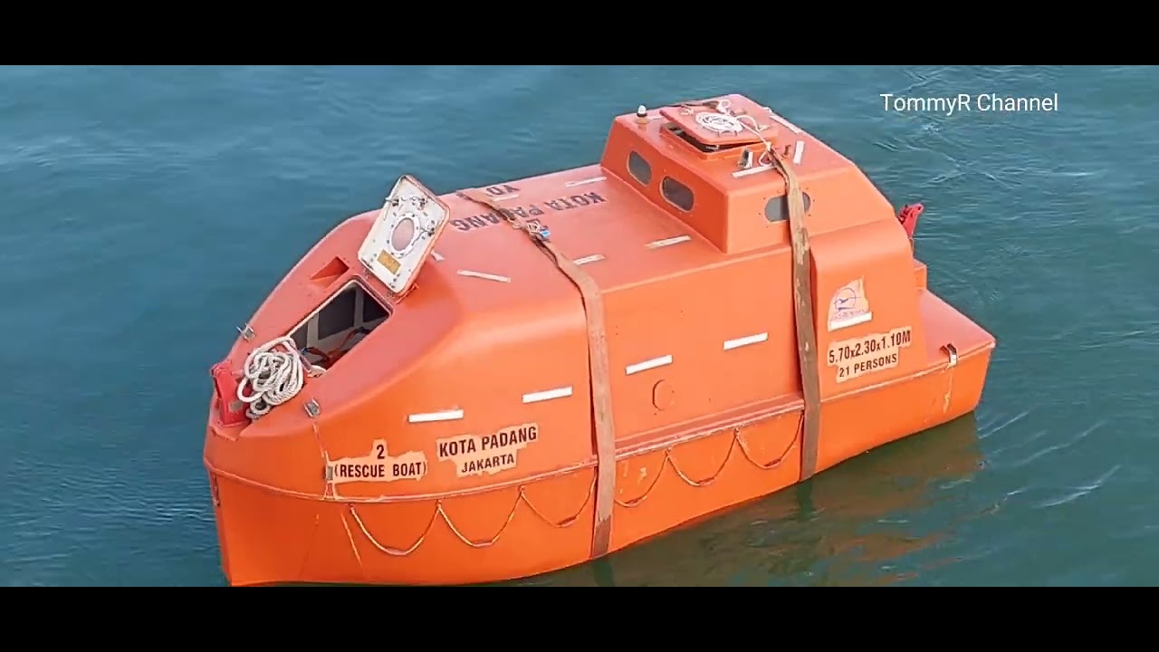 Cara menurunkan sekoci tertutup / Enclosed Space Life Boat