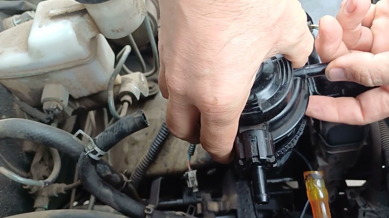 Como cambiar Filtro de combustible y Purgado Toyota Hilux 2/3