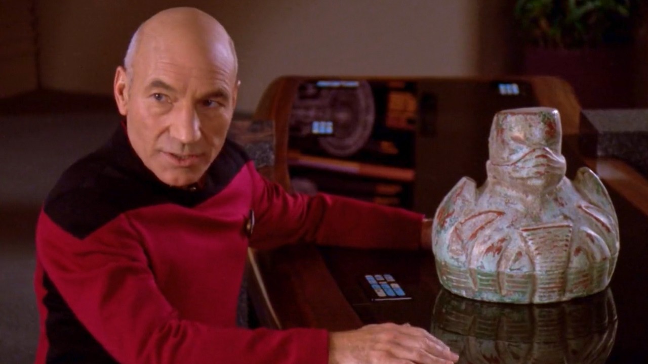 Picard opens an ancient Artifact (Star Trek Edit)