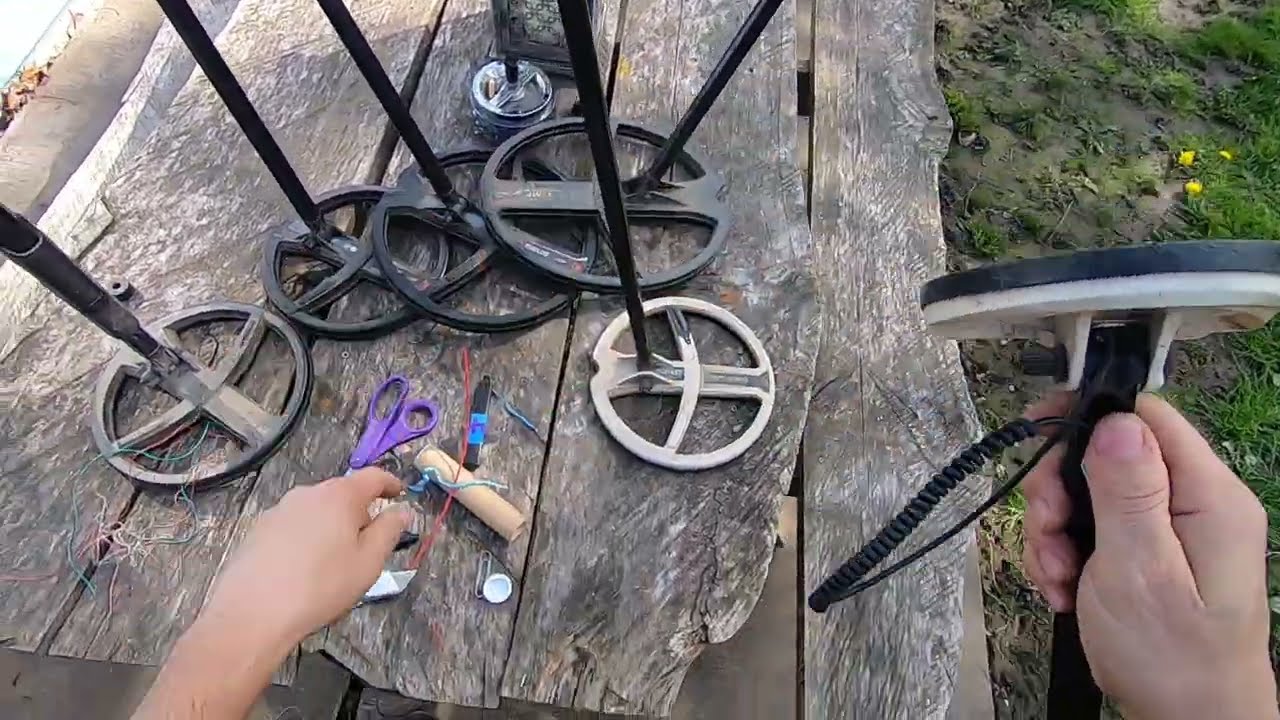 XP Deus HF coil battery replacement demonstration.