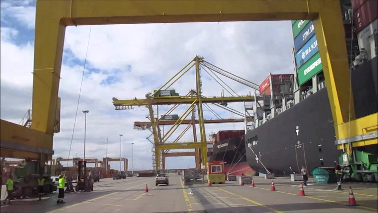 Cargo Survey    Yacht Loading Break Bulk in Container Ship at Valencia Port   Spain