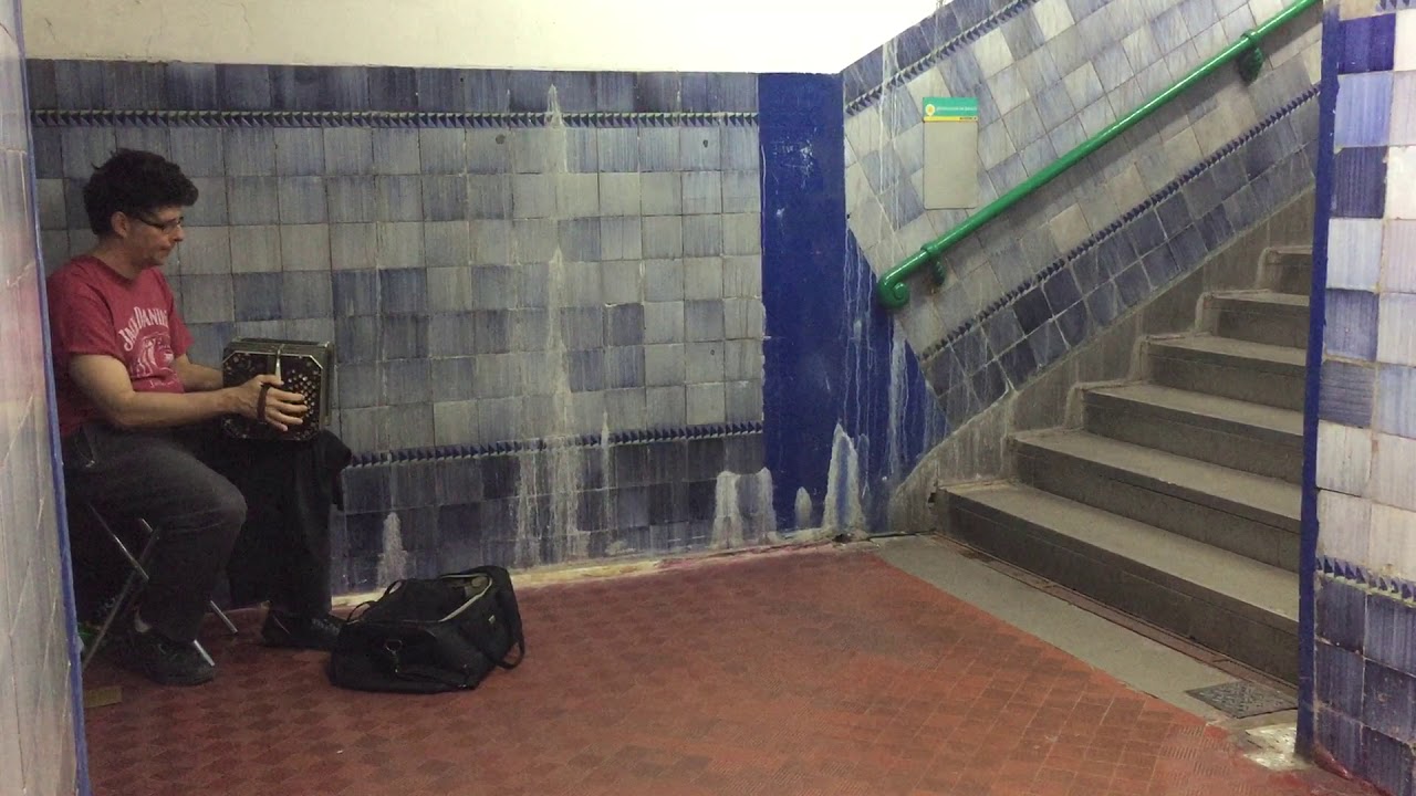 Bandone&oacute;n player, Buenos Aires subway station