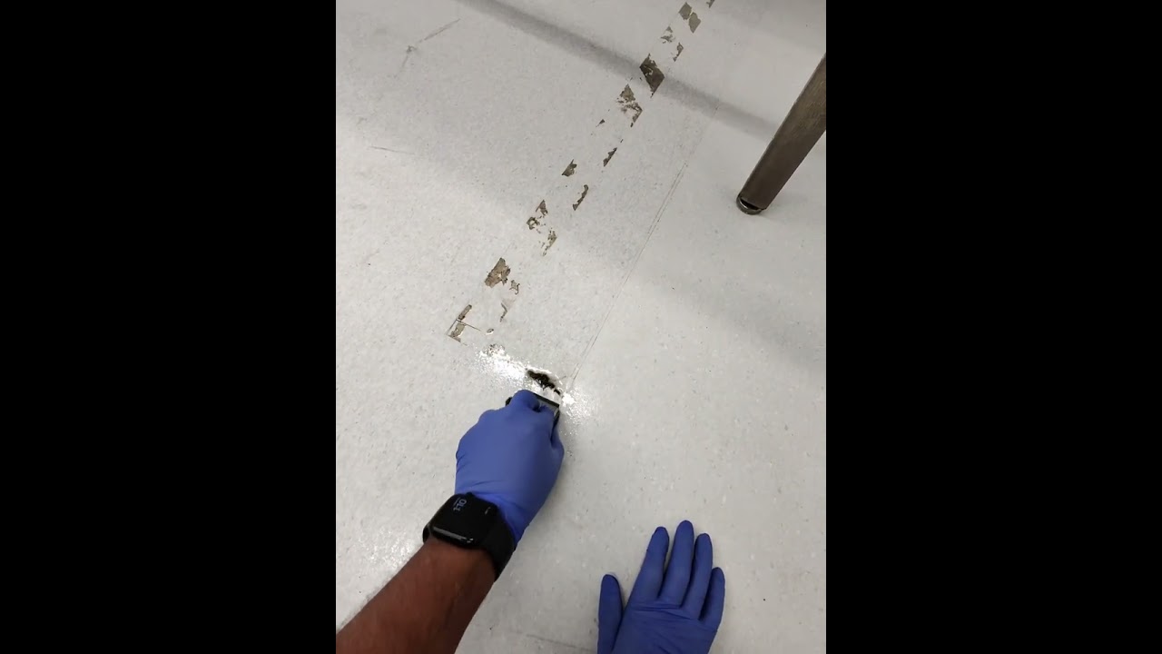 Cómo remover pegamento en el piso 