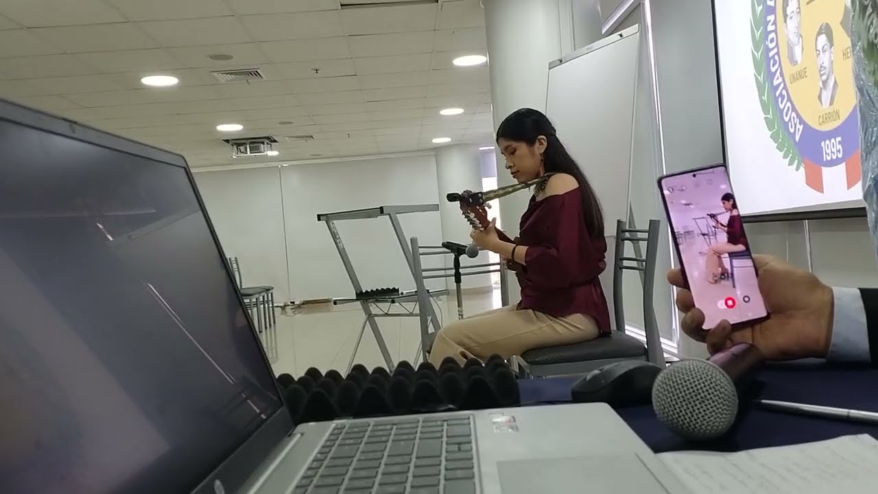 Sofía Mucha Campos cantautora,charanguista presentación artística Sesión AHMPYPC. CMP. Perú. 2025(1)