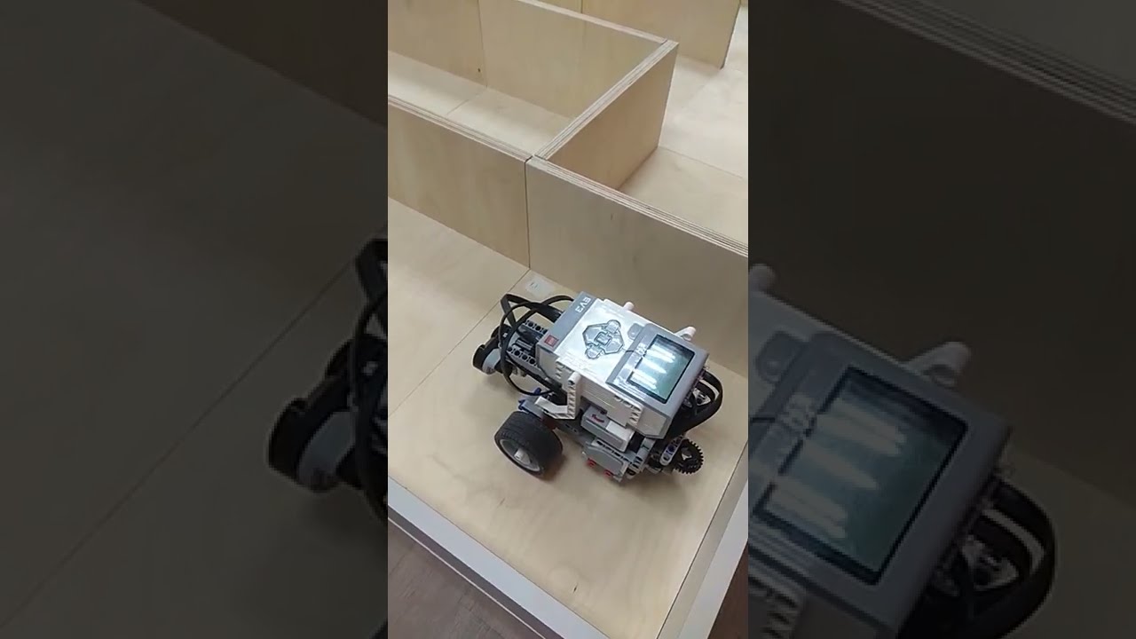 Робот Lego EV3 проходит лабиринт на одном ультразвуковом датчике