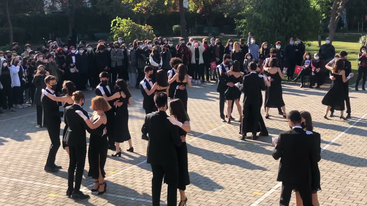 İzmir Fatma Saygın Anadolu Lisesi ilk vals gösterisi