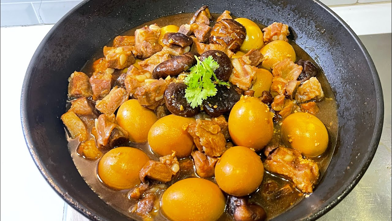 กระดูกหมูตุ๋นเห็ดหอมพิเศษไข่ เมนูเอาใจคนในบ้านถูกใจทุกคน ￼