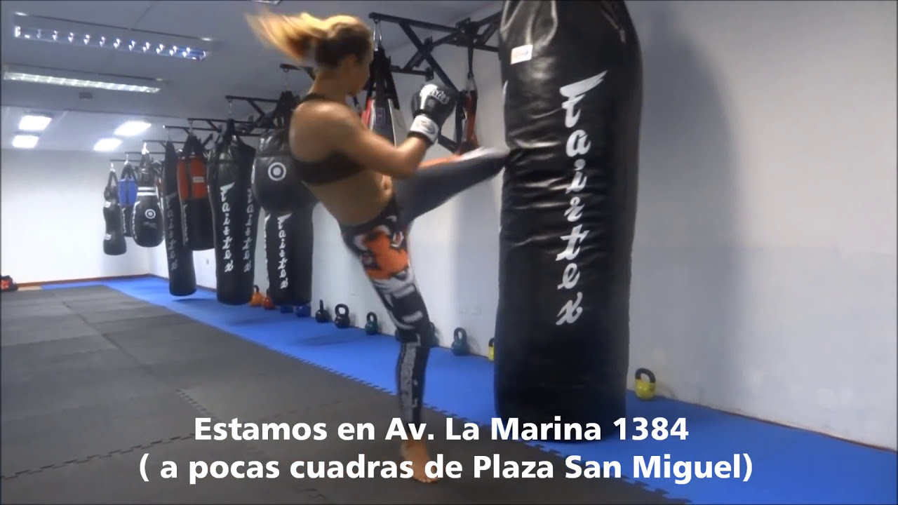 Academia de muay thai: Entrenando con el saco banano 7ft o Pole Bag de Fairtex