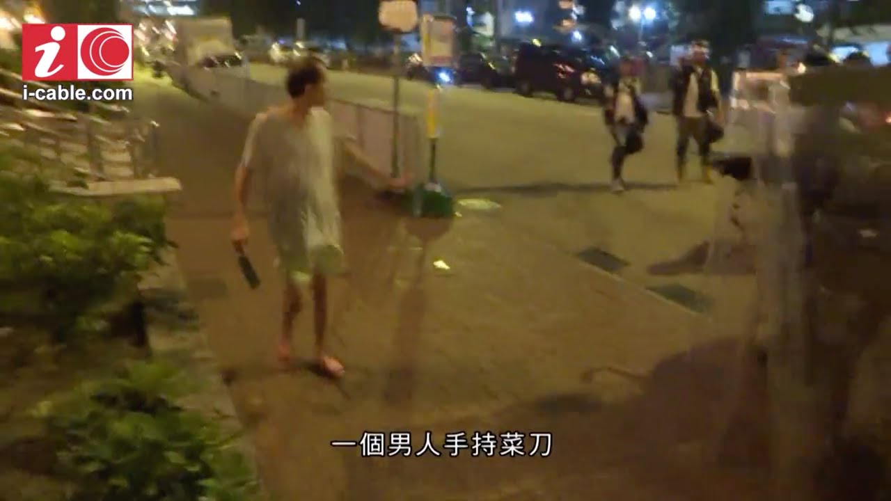 824黃大仙 - 防暴警放催淚彈驅散黃大仙示威者 一名男人手持菜刀 遇上防暴警察 - 20190824 - 香港新聞 - 有線新聞 i-CABLE News