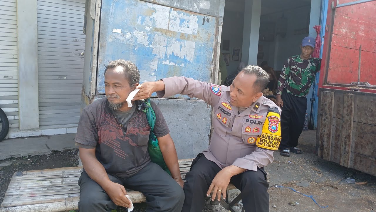 DIANGGAP 0DGJ TIDAK BOLEH NAIK BUS.PAK PURNOMO MINTA MAAF BAPAK INI PINTAR TAPI KOK KETAWA SENDIRI