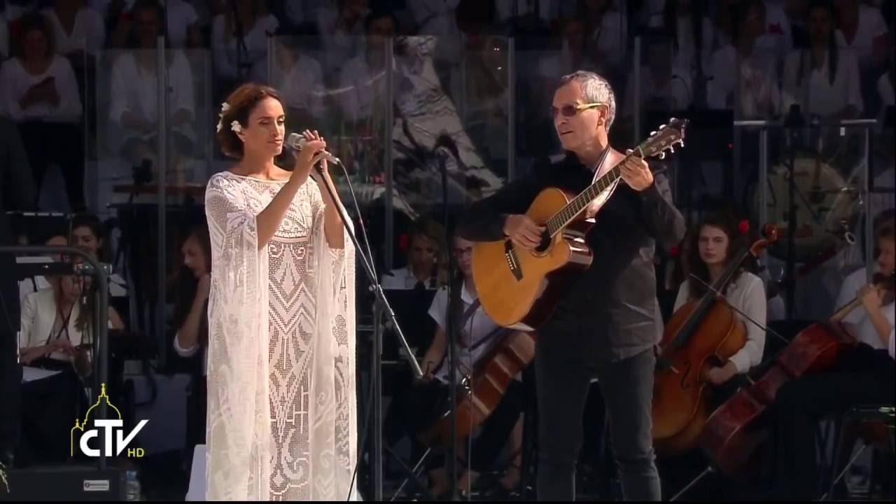 Noa (Achinoam Nini) performs Mozart's Ave Verum to welcome Pope Francis