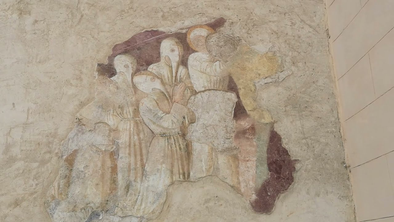 La Danza Macabra di Clusone AFFRESCO MEDIOEVALE DAVANTI ALLA BASILICA nella Provincia di Bergamo