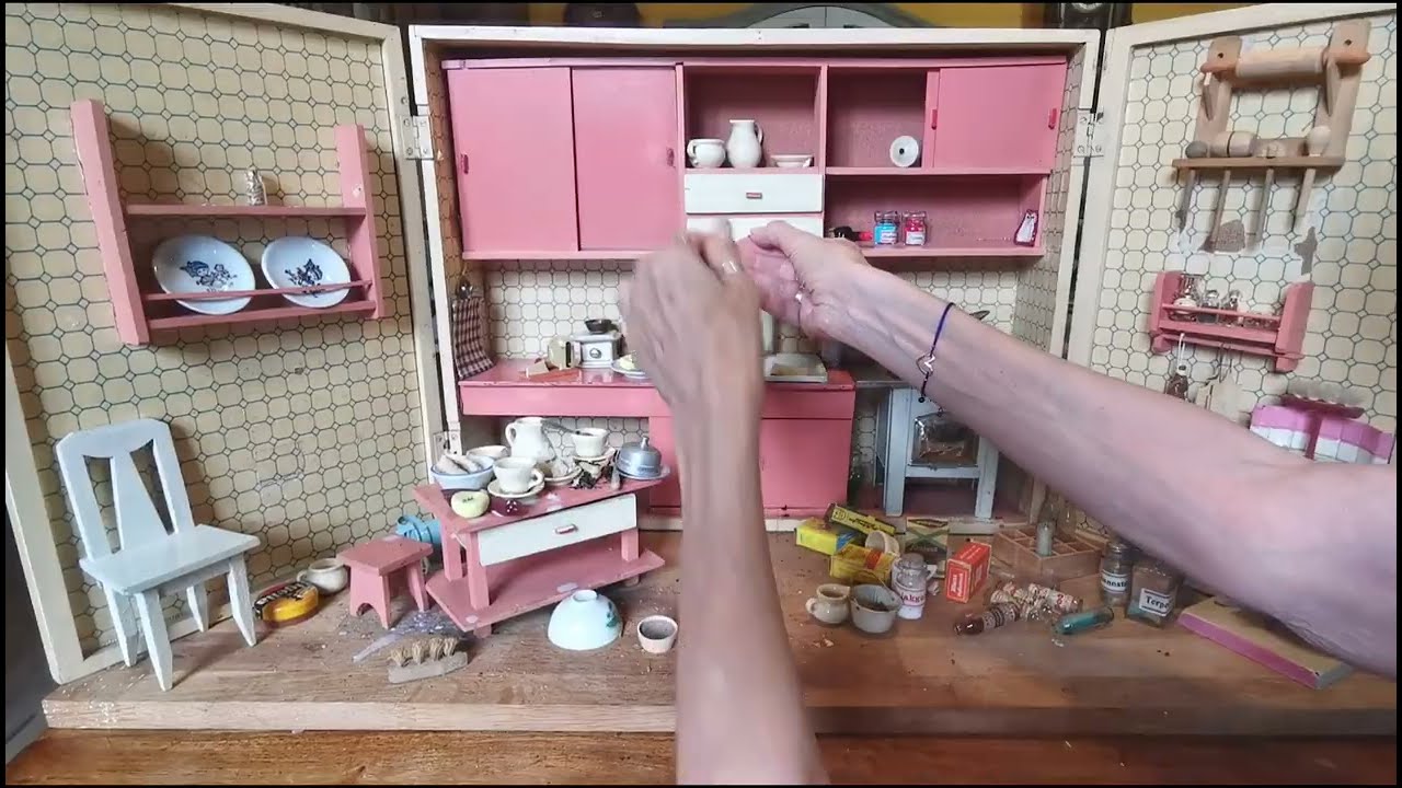 Cleaning up the dollhouse kitchen / Puppenküche aufräumen