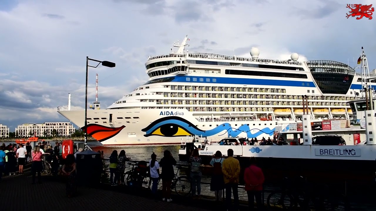 AIDAdiva am 29.07.2023 in Warnemünde um 19 Uhr beim Auslaufen.