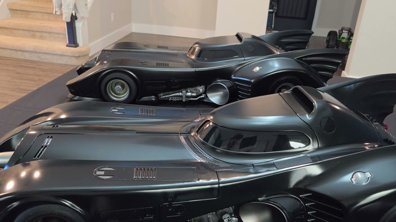 1989 Batmobile Review and Comparison of Jazzinc Dioramas and Hot Toys 1/6 scale versions part 3