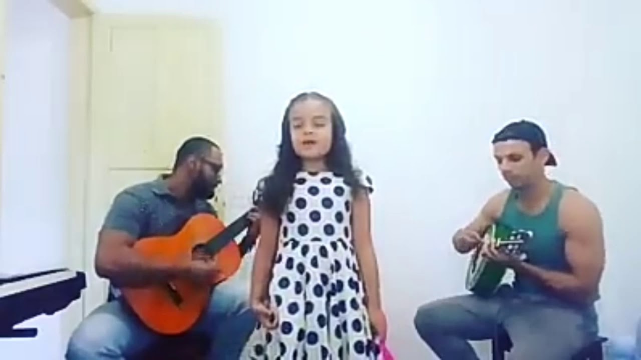 Gabi Costa cantando a m&uacute;sica Meio Caminho andado