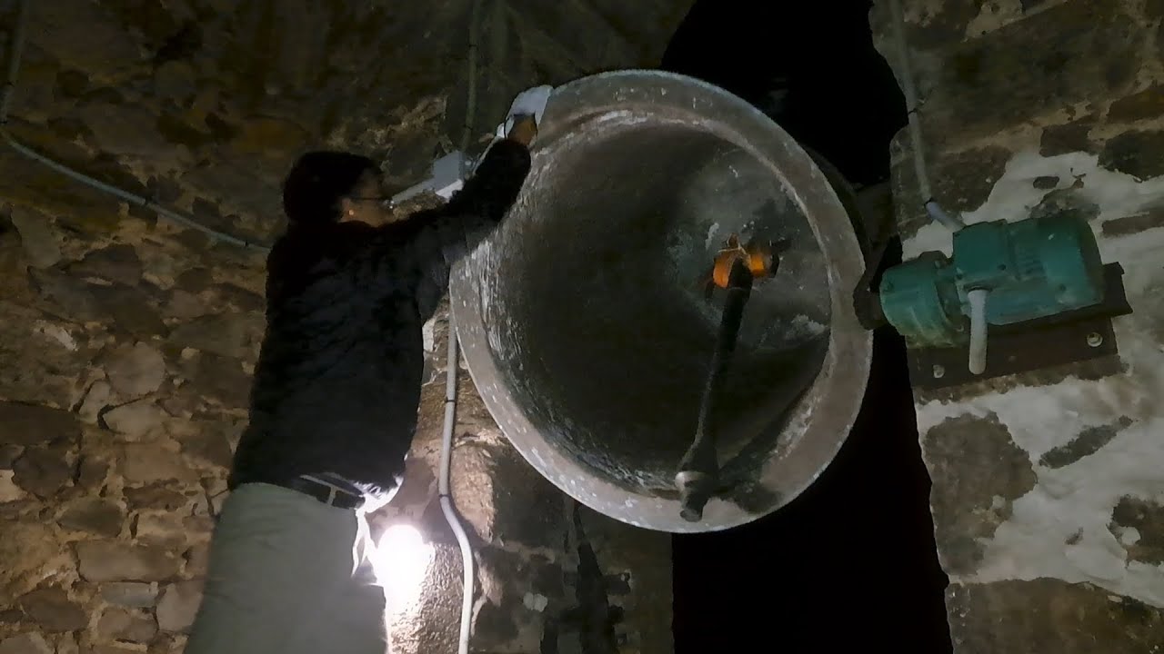Volteo de Campanas por Año Nuevo en Montenegro de Cameros (Soria) 1era Parte